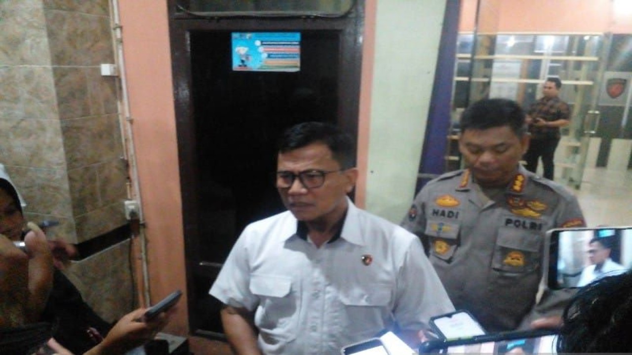 Dirreskrimsus Polda Sumut, Kombes Pol Teddy Marbun didampingi Kabid Humas Polda Sumut, Kombes Pol Hadi Wahyudi memberikan keterangan kepada awak media, di Gedung Bidang Propam Polda Sumut, Selasa (2/5/2023) malam. (ANTARA/M Sahbainy Nasution)