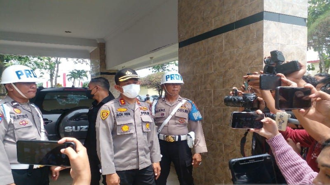 AKBP Achiruddin Hasibuan (tengah) tidak banyak berkomentar kepada awak media saat sidang kode etik di Gedung Bidang Propam Polda Sumut, Selasa (2/5/2023). ANTARA/M Sahbainy Nasution.