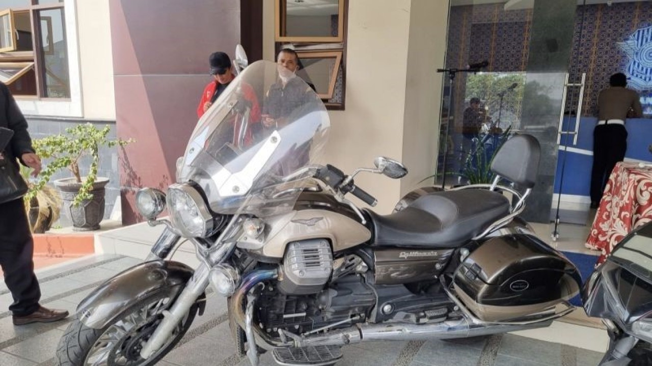 Motor berjenis Piaggio Motgozical 1.400 cc diamankan di Polda Jawa Barat, Kota Bandung, Jawa Barat, Senin (29/5/2023). (ANTARA/Bagus Ahmad Rizaldi)