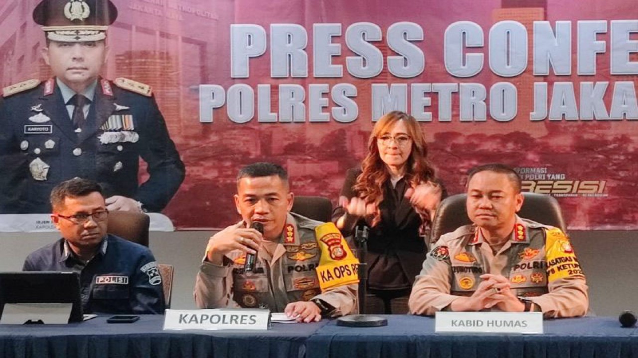 Kapolres Metro Jakarta Timur Kombes Pol Leonardus Harapantua Simarmata bersama Kabid Humas Polda Metro Jaya Kombes Pol Trunoyudo Wisnu Andiko saat jumpa pers di Mapolres Metro Jaktim, Jatinegara, Jakarta Timur, Senin (1/5/2023). ANTARA/Syaiful Hakim