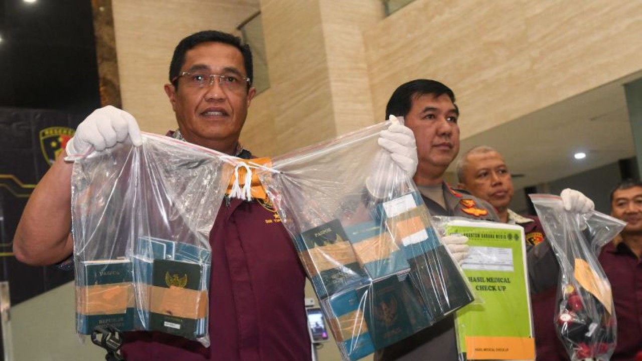 Arsip foto - Direktur Tindak Pidana Umum Bareskrim Polri Brigjen Pol. Djuhandhani Rahardjo Puro (kiri) memperlihatkan barang bukti paspor dalam rilis di Bareskrim Polri, Jakarta, Jumat (10/2/2023). (ANTARA/Laily Rahmawaty)