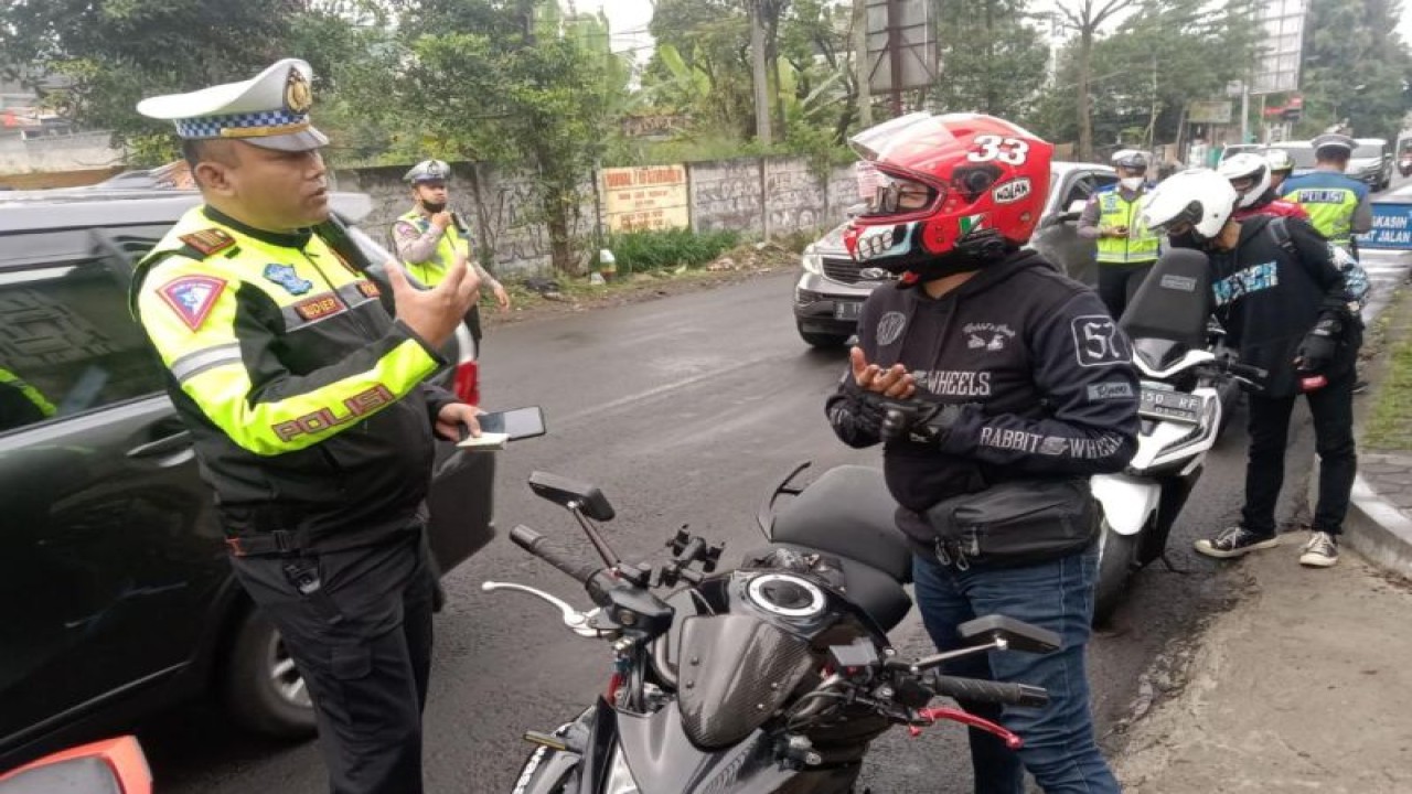 Polisi memberhentikan pengendara sepeda motor. (ANTARA/HO-Polda Jawa Barat)