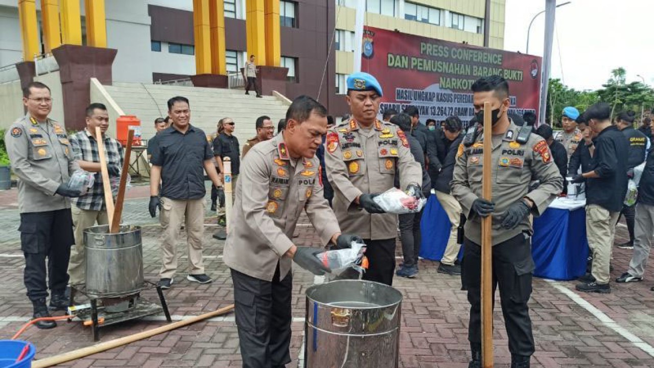 Wakapolda Riau Brigjen Pol Kasian Rahmadi saat pemusnahan 13,26 kilogram sabu dan 269 butir ekstasi di Mapolda Riau, Selasa (23/5/2023). (ANTARA/Annisa Firdausi/23)