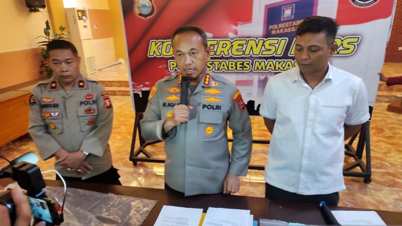 Kapolrestabes Makassar Kombes Pol. Mokhamad Ngajib (tengah) didampingi Kasatreskrim AKBP Ridwan Hutagaol (kanan) dan Kasihumas Kompol Lando KS saat rilis kasus dugaan siswa bunuh diri di aula kantor Polrestabes Makassar, Sulawesi Selatan, Jumat (26/5/2023). (ANTARA/Darwin Fatir)