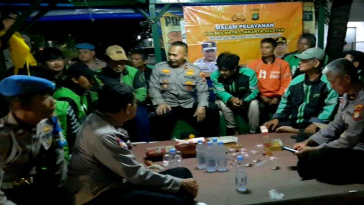 Kapolsek Pesanggrahan Kompol Tedjo Asmoro berdiskusi bersama pengemudi ojek daring, Jakarta, Senin (29/5/2023). ANTARA/HO-Polsek Pesanggrahan