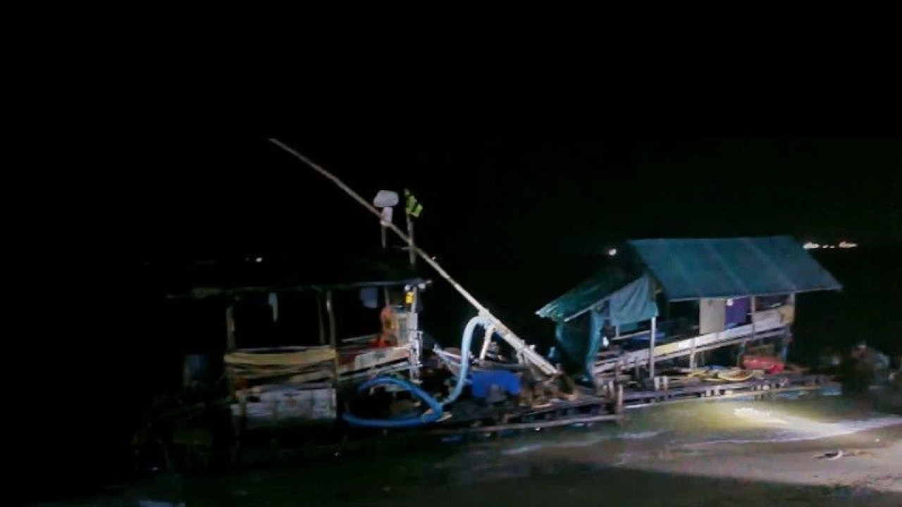 Dua unit ponton isap produkai yang disita tim patroli Satpolair Polres Bangka Barat di wilayah Pantai Tembelok dan Keranggan, Mentok. (ANTARA/ Donatus Dasapurna)