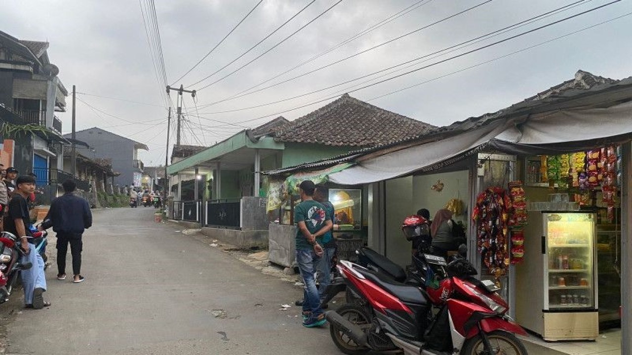 Lokasi kejadian perampokan uang senilai Rp350 juta milik nasabah bank di warung bakso yang berada di Kampung/Desa Kompa, Kecamatan Parungkuda, Kabupaten Sukabumi, Jabar. Antara/Aditya Rohman