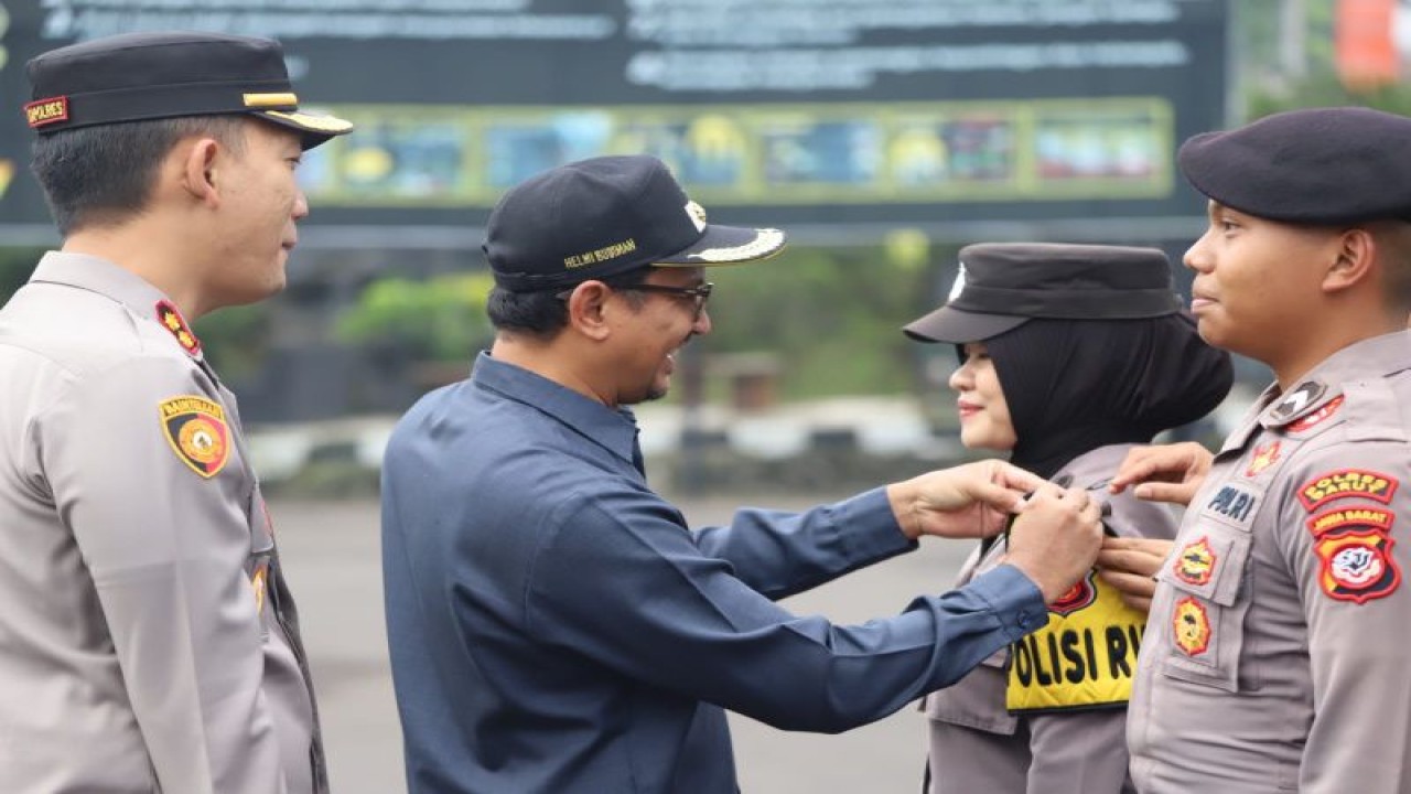 Wakil Bupati Garut Helmi Budiman (kedua kiri) menghadiri acara peluncuran Polisi RW di Markas Polres Garut, Kabupaten Garut Jawa Barat, Jumat (12/5/2023). (ANTARA/HO-Diskominfo Garut)