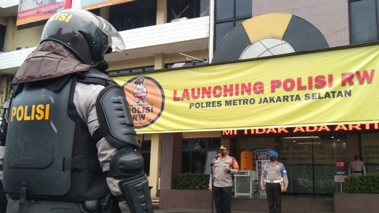 Kapolres Metro Jakarta Selatan Komisaris Besar Polisi Azis Andriansyah (depan) ketika memberikan pengarahan dalam peluncuran Polisi RW di halaman polres setempat, Selasa (2/3/2021). ANTARA/Dewa Wiguna