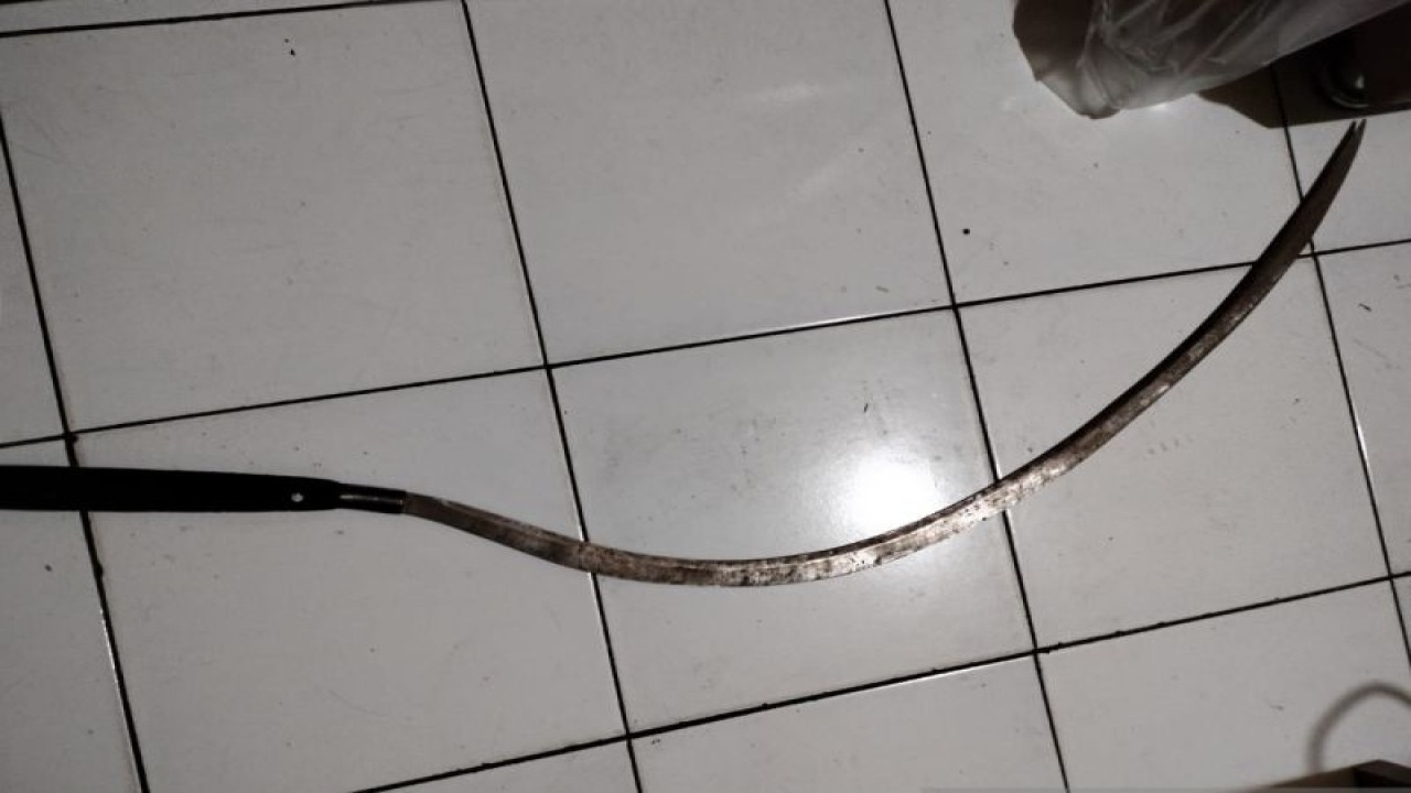 Barang bukti sebilah clurit yang disita Unit Reskrim Polsek Gunungpuyuh dari oleh salah satu ABH saat duel antar-pelajar di Jalan Brawijaya, Kelurahan Sriwedari, Kecamatan Gunungpuyuh, Kota Sukabumi, Jabar pada Jumat, (26/5) sekitar pukul 22.00 WIB. ANTARA FOTO/Aditya Rohman