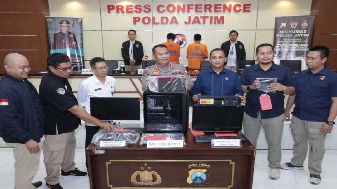 Polisi menunjukkan barang bukti yang disita dari dua pelaku peretasan laman milik Pemprov Jatim dan ITS saat merilis kasus tersebut di Mapolda setempat, Rabu (31/5/2023). (ANTARA/HO-Bidhumas Polda Jatim)
