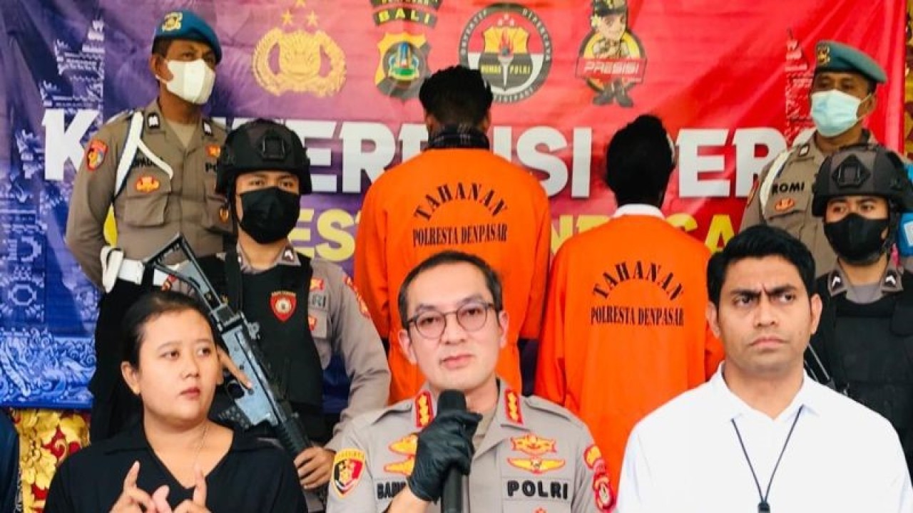 Kapolresta Denpasar Kombes Pol. Bambang Yugo Pamungkas (tengah) didampingi Kasatreskrim Polresta Denpasar Kompol Losa Lusiano Araujo (kanan) memberikan keterangan pers terkait pengungkapan kasus pembunuhan terhadap WNI oleh dua WNA asal India di Denpasar, Bali, Selasa (16/5/2023). (ANTARA/Rolandus Nampu)