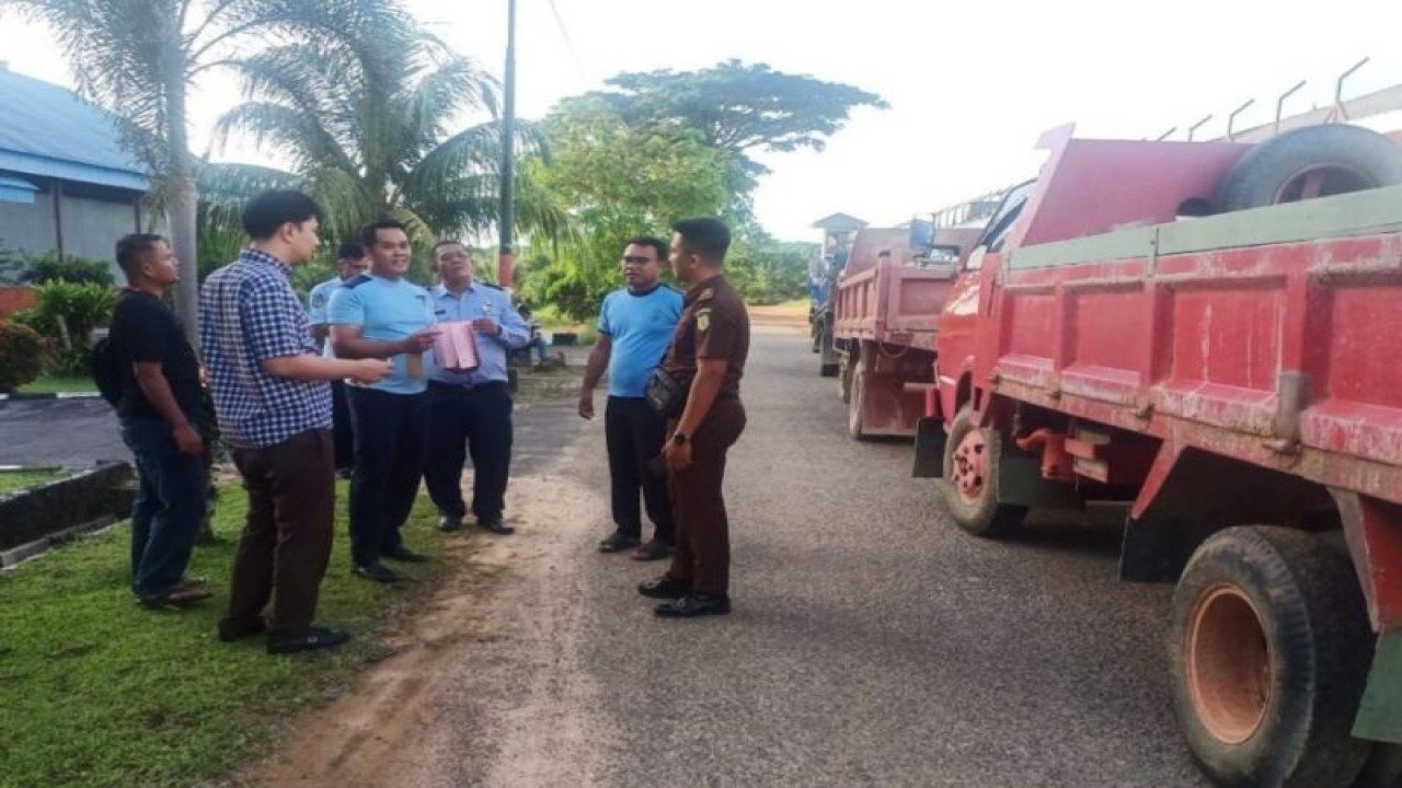 Polres Bintan menyerahkan tersangka dan barang bukti kasus tambang pasir ilegal kepada Kejaksaan Negeri (Kejari) Bintan, Jumat (12/5/2023). ANTARA/HO-Humas Polres Bintan.