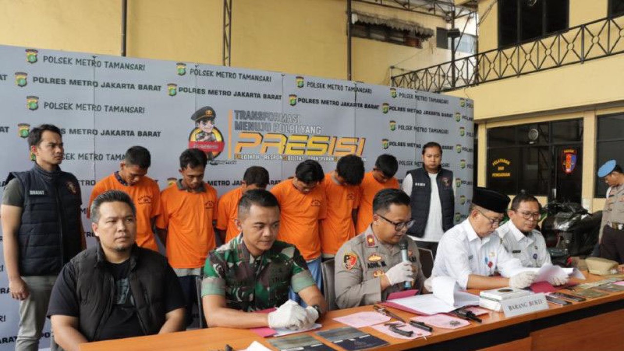 Kapolsek Metro Tamansari Polres Metro Jakarta Barat, Kompol Adhi Wananda didampingi Kanit Reskrim Polsek Metro Taman Sari, Kompol Roland Olaf Ferdinan dalam jumpa pers di Polsek Metro Taman Sari terkait kasus sindikat pencurian kendaraan bermotor, Rabu (17/5/2023). ANTARA/Risky Syukur