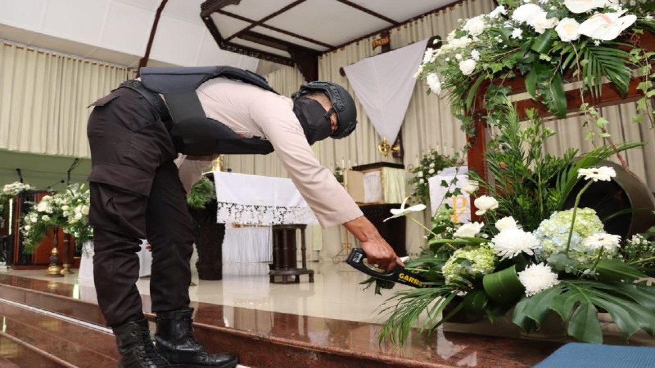 Petugas melakukan sterilisasi gereja di Kabupaten Kudus, Jawa Tengah, untuk memastikan pelaksanaan ibadah peringatan Kenaikan Isa Almasih berjalan lancar dan aman, Kamis (18/5/2023). ANTARA/HO-Polisi.