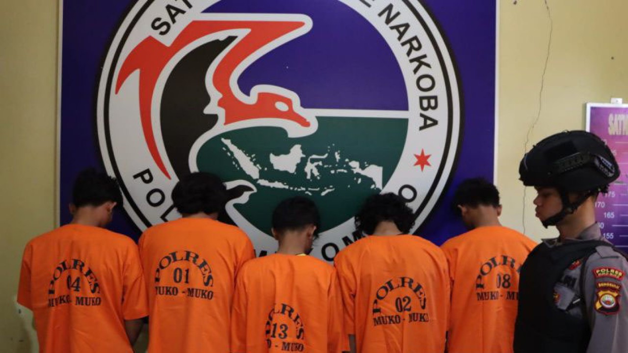Lima orang tersangka narkoba jaringan lintas provinsi yang ditangkap Polres Kabupaten Mukomuko, Jumat (19/5/2023) ANTARA/HO-Istimewa.