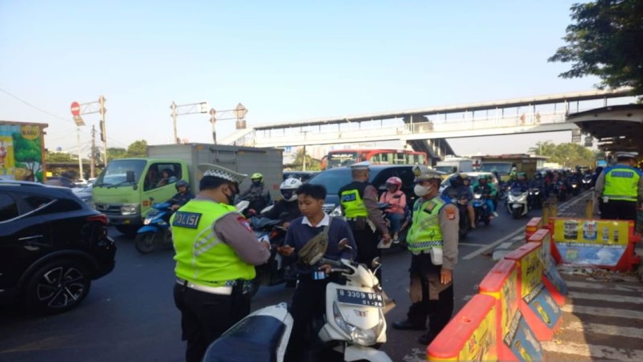Petugas Satlantas Polres Jakarta Barat melakukan penilangan terhadap pengendara sepeda motor yang kedapatan melanggar di Jalan Daan Mogot, Jakarta Barat, Selasa (16/5/2023). ANTARA/HO-Dirlantas Polda Metro Jaya