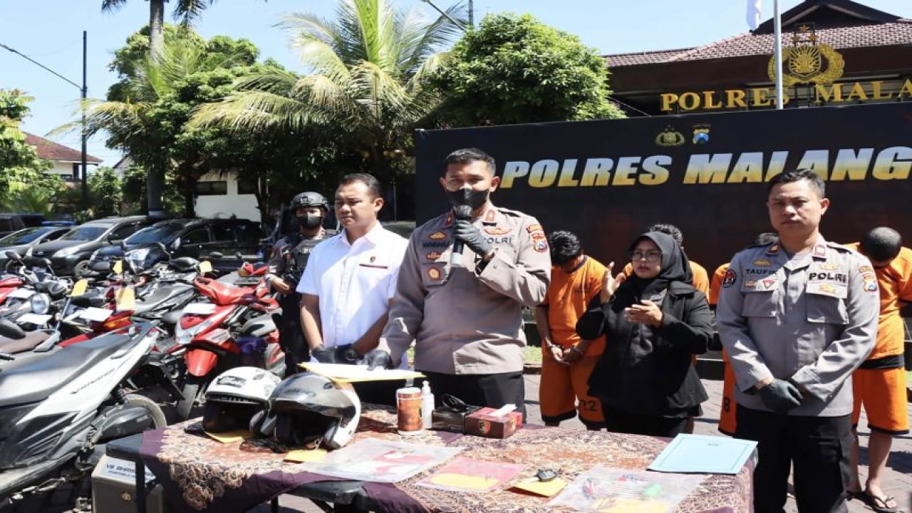 Wakapolres Malang Kompol Wisnu S Kuncoro (tengah) pada saat menyampaikan rilis Operasi Sikat Semeru 2023, di Kabupaten Malang, Jawa Timur, Selasa (23/5/2023). ANTARA/HO-Humas Polres Malang