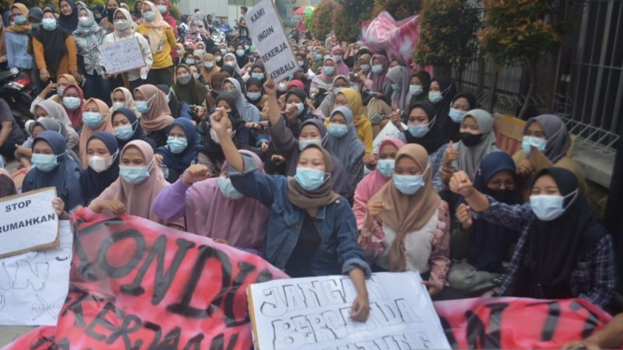 Ratusan karyawati di Cikarang, Kabupaten Bekasi, Jawa Barat berunjuk rasa menolak pemutusan hubungan kerja sepihak oleh perusahaan dengan alasan pandemi COVID-19 pada Kamis (18/11/2021). (ANTARA/Pradita Kurniawan Syah).