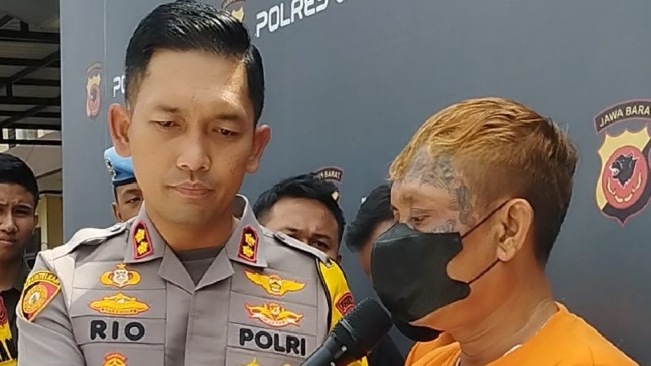 Kepala Kepolisian Resor Garut AKBP Rio Wahyu Anggoro saat memeriksa tersangka Dadang Buaya terkait kasus dugaan penganiayaan, di Mapolres Garut, beberapa waktu lalu. ANTARA/Feri Purnama.