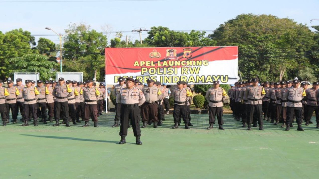 Anggota Polres Indramayu yang ditugaskan sebagai Polisi RW saat mengikuti apel di Indramayu, Jawa Barat, Senin (15/5/2023). ANTARA/Ho-Humas Polres Indramayu