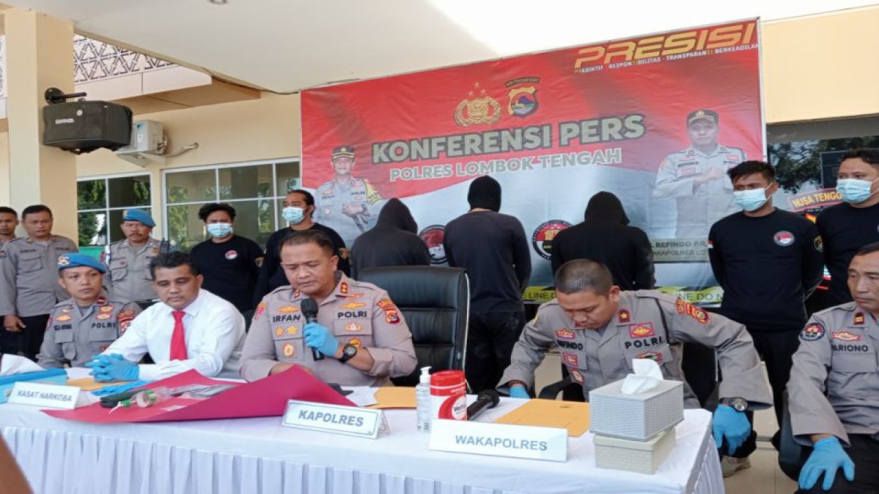 Kapolres Lombok Tengah, NTB, AKBP Irfan Nurmansyah saat acara konferensi pers pengungkapan kasus narkoba, Senin (29/5/2023). ANTARA/Akhyar.