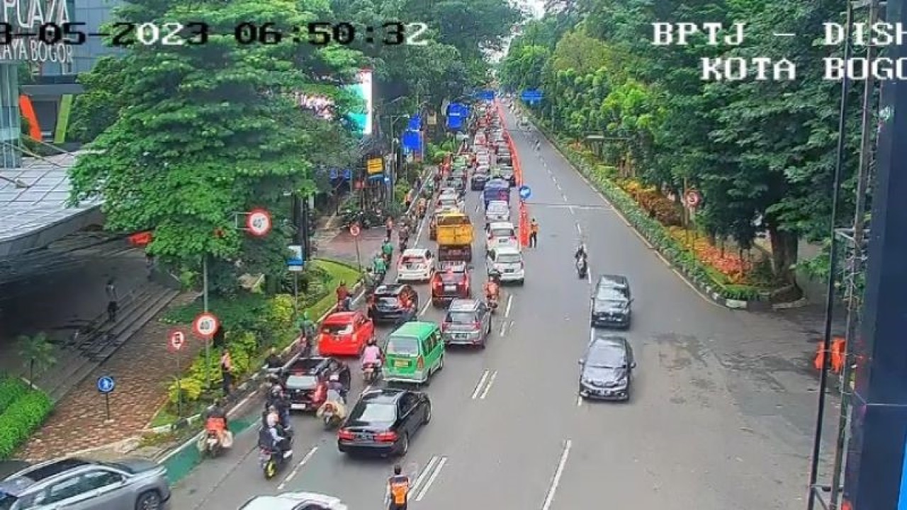 Tangkapan layar video CCTV Satlantas Polresta Bogor Kota, Polda Jawa Barat mengenai situasi arus lalu lintas di Simpang Lippo Plaza Keboan Raya atau Simpang Pangrango pada Senin (8/5/2023) sekitar pukul 7.00 WIB. (ANTARA/Linna Susanti)