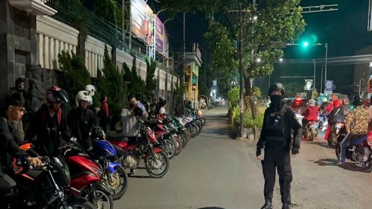Sejumlah polisi saat mengamankan kendaraan berknalpot tidak standar pabrikan atau knalpot brong di Jalan Adi Sucipto Jajar Solo, Minggu (14/5/2023). ANTARA/Bambang Dwi Marwoto.