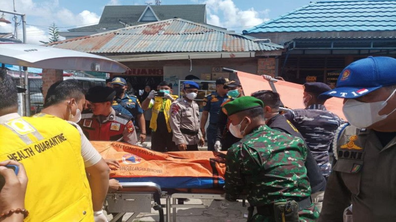 Proses evakuasi jenazah korban kecelakaan laut speedboat Evelyn Calisca 01 di Pelabuhan Pelindo Tembilahan, Indragiri Hilir, Riau, Jumat (28/4/2023). ANTARA/Adriah.