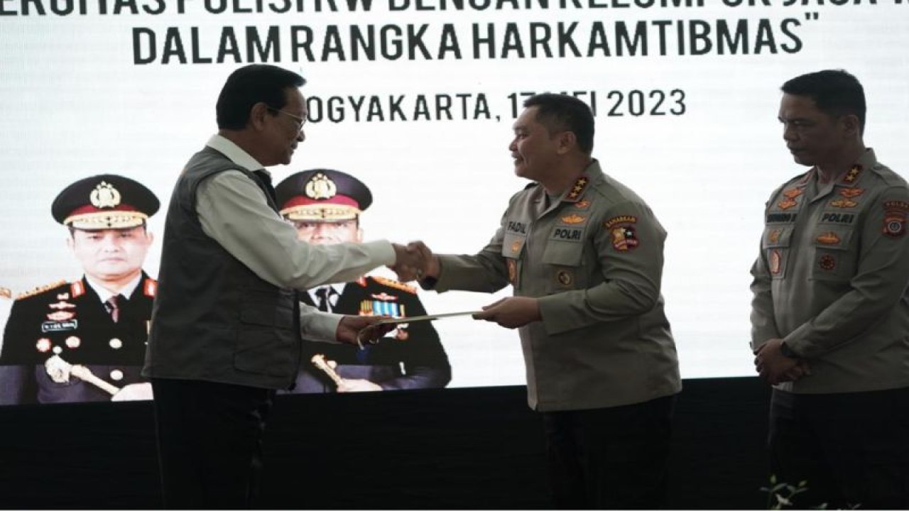 Kepala Badan Pemelihara Keamanan (Kabaharkam) Polri Komjen Pol. Fadil Imran (kedua kanan) berjabat tangan dengan Gubernur DIY Sri Sultan Hamengku Buwono X (kiti) dalam acara peresmian pembentukan Polisi RW di Yogyakarta, Rabu (17/5/2023). ANTARA/HO-Divisi Humas Polri.