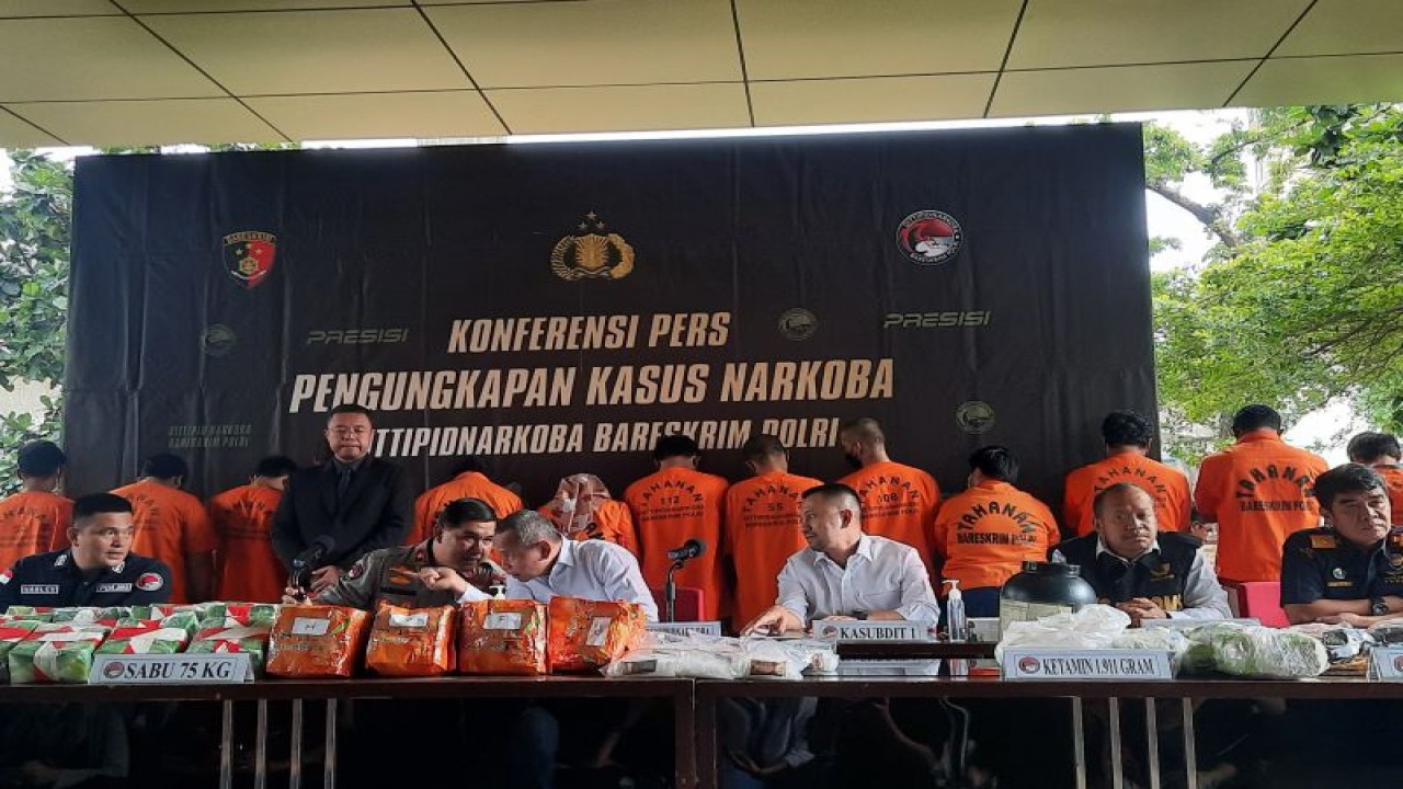 Direktorat Tindak Pidana Narkoba Bareskrim Polri merilis pengungkapan tujuh kasus penyeludupan narkoba di wilayah Indonesia, Senin (29/5/2023). (ANTARA/Laily Rahmawaty)