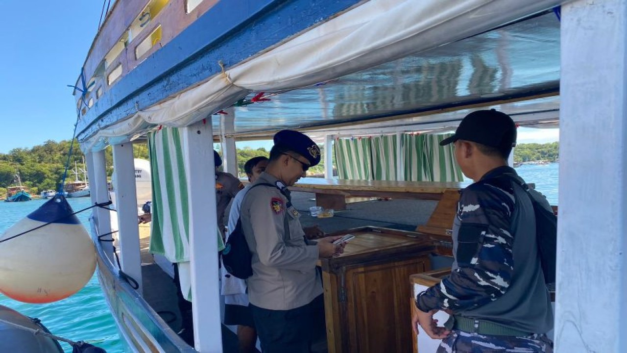Polres Manggarai Barat, Lanal Labuan Bajo, dan KSOP Labuan Bajo melakukan pemeriksaan kapal wisata menjelang ASEAN Summit di Labuan Bajo, Kabupaten Manggarai Barat, NTT, Selasa (2/5/2023). (ANTARA/HO-Polres Manggarai Barat)