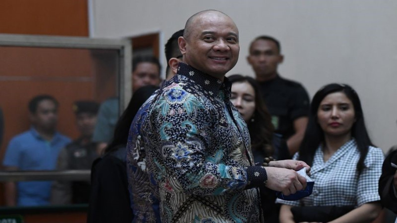 Terdakwa kasus peredaran narkotika jenis sabu Irjen Pol Teddy Minahasa melihat ke arah wartawan seusai sidang pembacaan putusan di Pengadilan Negeri Jakarta Barat, Jakarta, Selasa (9/5/2023). ANTARA FOTO/Sigid Kurniawan/foc. (ANTARA FOTO/SIGID KURNIAWAN)
