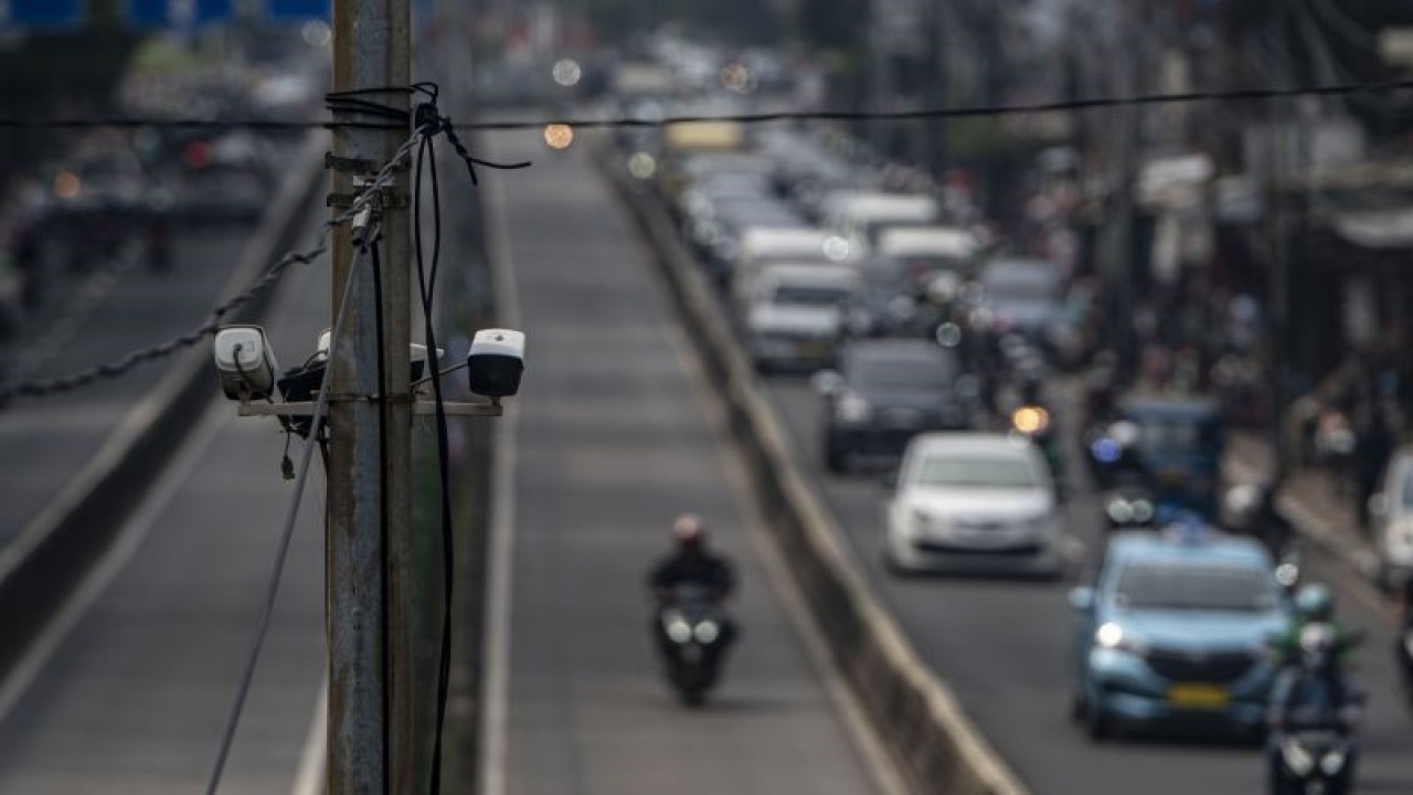 Kendaraan melintas di bawah kamera pengawas atau Closed Circuit Television (CCTV) yang terpasang di jalur bus transjakarta, kawasan Pasar Rumput, Jakarta, Kamis (23/6/2022). Korlantas Polri mengungkap perolehan uang denda tilang elektronik atau electronic traffic law enforcement (ETLE) mencapai Rp 639 miliar yang diperoleh dari 1.771.242 kasus tilang yang terekam ETLE. ANTARA FOTO/Aprillio Akbar/foc.