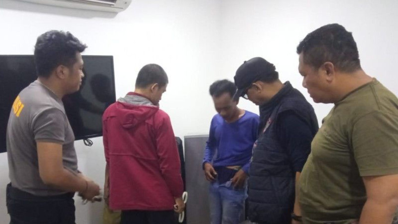 Pelaku polisi gadungan di Kota Tua diamankan di Polsek Taman Sari, Jakarta Barat, Minggu (30/4). Antara/Ho/Polsek Taman Sari