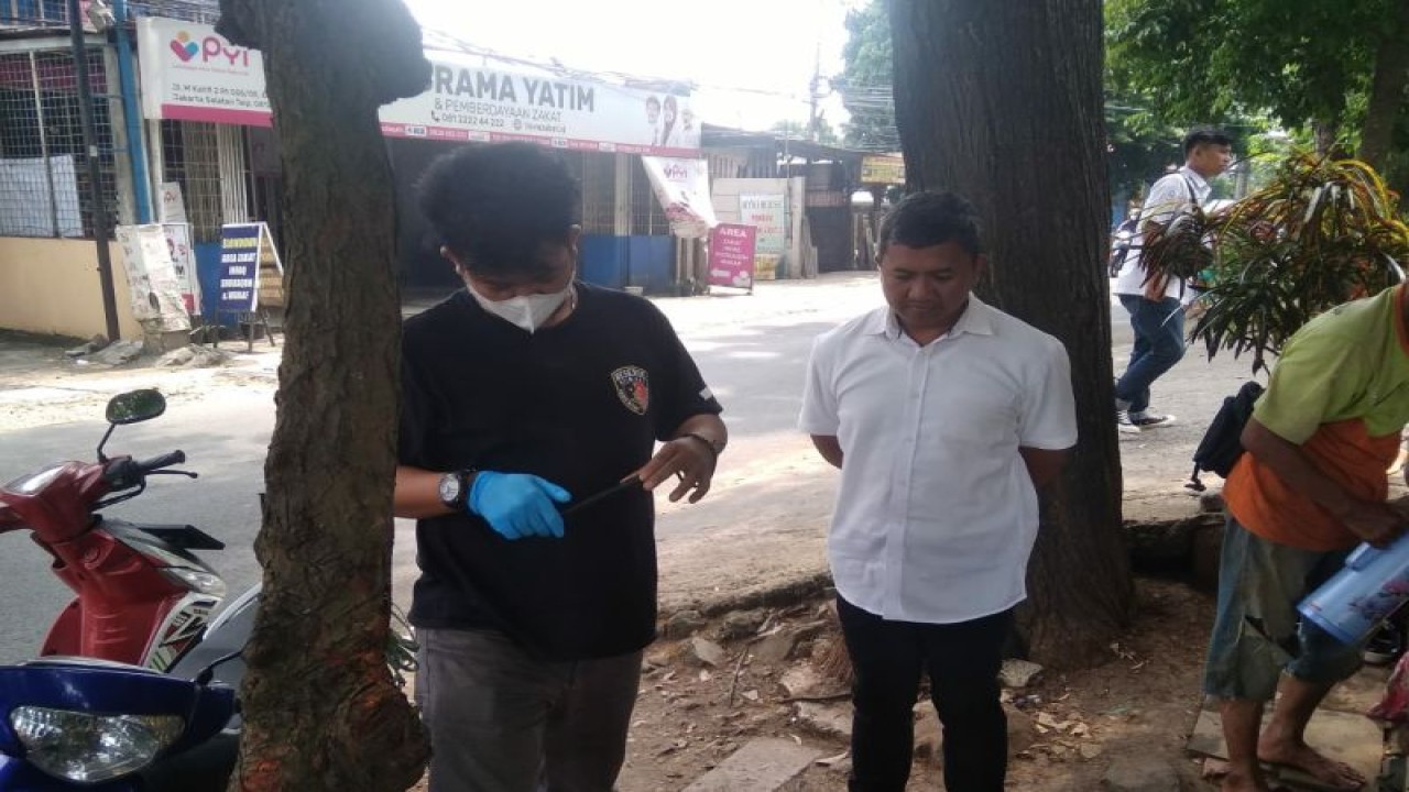 Sejumlah personel Polsek Jagakarsa mendatangi lokasi penemuan jenazah bayi, Jakarta, Senin (8/5/2023). ANTARA/HO-Polsek Jagakarsa