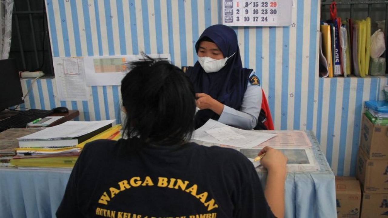 Napi pindahan dari Rutan Pondok Bambu menjalani pemeriksaan oleh petugas Lapas Perempuan Semarang, Selasa (30/5/2023). ANTARA/HO-Lapas Perempuan Semarang