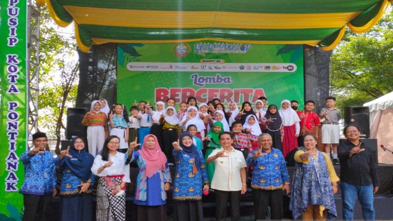 Kegiatan peringatan Hari Buku Nasional yang diisi dengan kegiatan Lomba Bercerita dan Bazar Buku di Kota Pontianak berlangsung meriah (ANTARA/Riyan Alfiyansyah)
