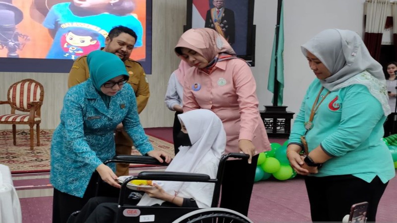 Ketua Persatuan Orang Tua Penderita Thalassemia Indonesia (POPTI)Kalimantan Barat, Windy Prihastari bersama Ketua Tim Penggerak PKK Provinsi Kalimantan Barat Lismaryani Sutarmidji menghadiri kegiatan Hari Thalasemia Sedunia sekaligus Pemeriksaan Golongan Darah dan Screening Thalasemia di Pontianak, Senin. (Riyan Alfiansyah)