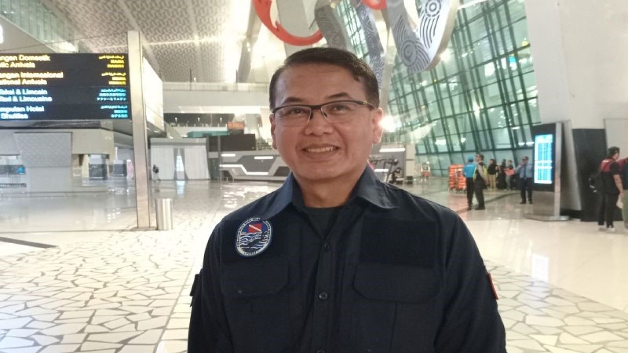 Sekretaris Jenderal Pengurus Besar Persatuan Olahraga Selam Seluruh Indonesia (PB POSSI) Laksama Muda Rubiyanto berpose setelah upacara penyambutan atlet SEA Games di Bandara Soekarno-Hatta, Tangerang, Senin (15/5/2023). (ANTARA/RAUF ADIPATI)