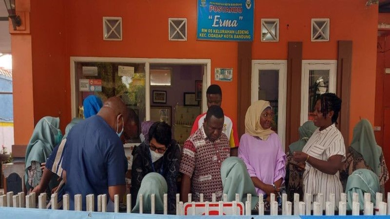 Delegasi sektor kesehatan Republik Ghana mempelajari pelayanan kesehatan di Posyandu Erma, Ledeng, Kota Bandung, dalam rangka program International Study Tour to Health Institutions of Excellence in Immunization, Rabu (17/5/2023). (FOTO ANTARA/Andi Firdaus).