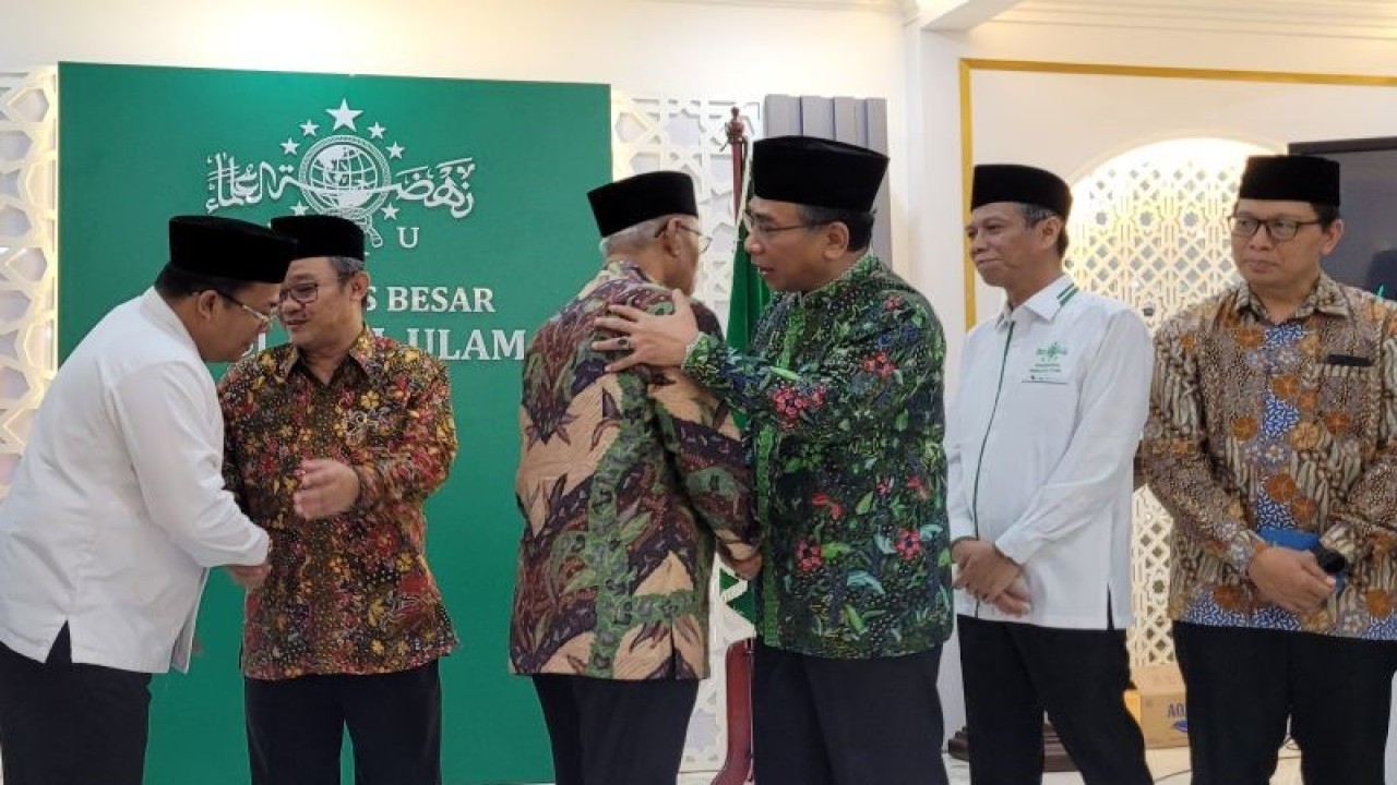 Ketua Umum PP Muhammadiyah Haedar Nashir (ketiga kiri) berjabat tangan dengan Ketua Umum PBNU Yahya Cholil Staquf (Ketiga Kanan) saat bersilaturahmi di Kantor Pusat PBNU, Jakarta, Kamis (25/5/23). (ANTARA/Sean Filo Muhamad)
