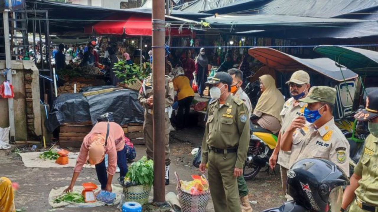 Petugas Satpol PP OKU menertibkan pedagang di Pasar Baru Baturaja, Selasa. (ANTARA/Edo Purmana/23)