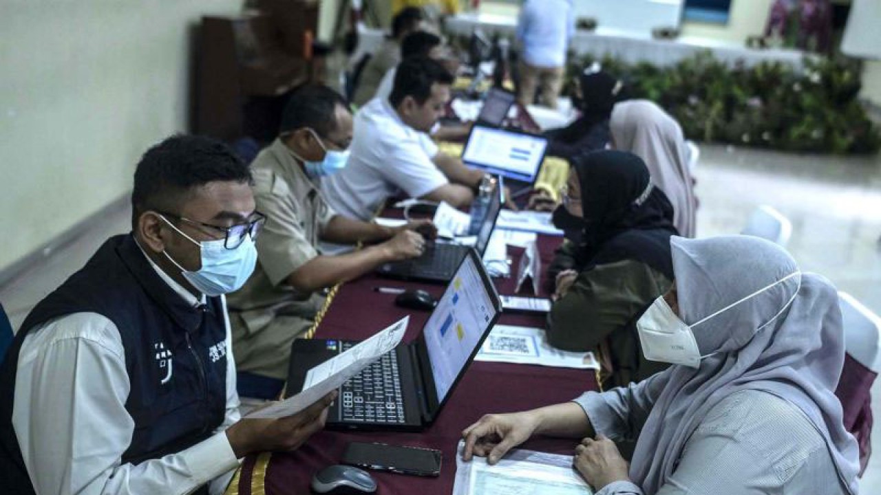 Petugas melayani warga yang berkonsultasi tentang pendaftaran daring Penerimaan Peserta Didik Baru (PPDB) 2022 untuk zonasi tingkat sekolah dasar (SD) di Posko Pelayanan PPDB Jakarta Selatan, Jakarta, Selasa (14/6/2022). Dinas Pendidikan DKI Jakarta akan menutup pendaftaran daring PPDB jalur zonasi tingkat SD pada 15 Juni 2022 pukul 14.00 WIB. ANTARA FOTO/Aprillio Akbar/aww.