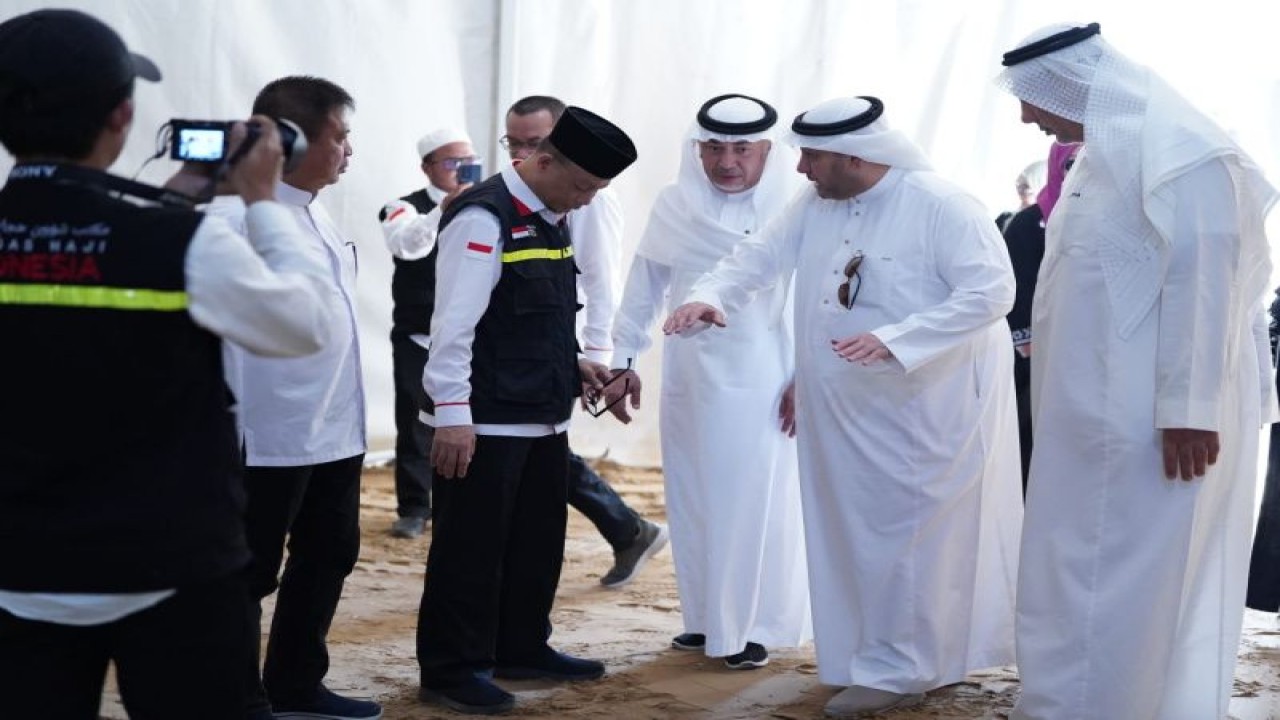 Ketua PPIH Arab Saudi 1444 H Subhan Cholid bersama Konsul Haji KJRI Jeddah Nasrullah Jasam, Kadaker Makkah Khalilurrahman, Kasi Akomodasi Daker Makkah Abduh, dan perwakilan dari Syarikah pada pemantauan yang dilakukan Petugas Penyelenggara Ibadah Haji (PPIH) Arab Saudi 1444 H/2023 M pada penyiapan fasilitas Arafah - Mina, Jumat (26/5). ANTARA/HO/MCH 2023