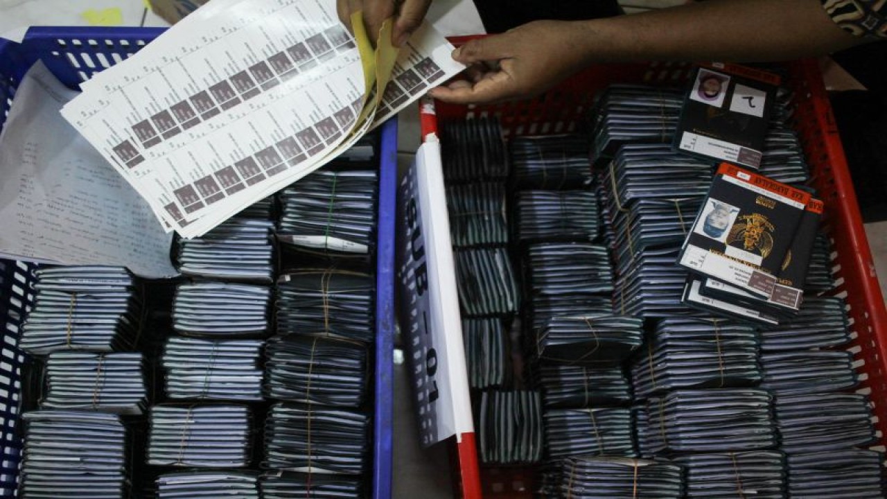 Petugas memeriksa paspor milik jamaah calon haji di Gedung Sistem Informasi dan Komputerisasi Haji Terpadu (Siskohat) di Asrama Haji Embarkasi Surabaya (AHES), Surabaya, Jawa Timur, Senin (22/5/2023). Ribuan paspor jamaah calon haji diverifikasi datanya di tempat tersebut sebelum dilakukan pengurusan visa keberangkatan ke Tanah Suci. ANTARA FOTO/Didik Suhartono (ANTARA FOTO/DIDIK SUHARTONO)