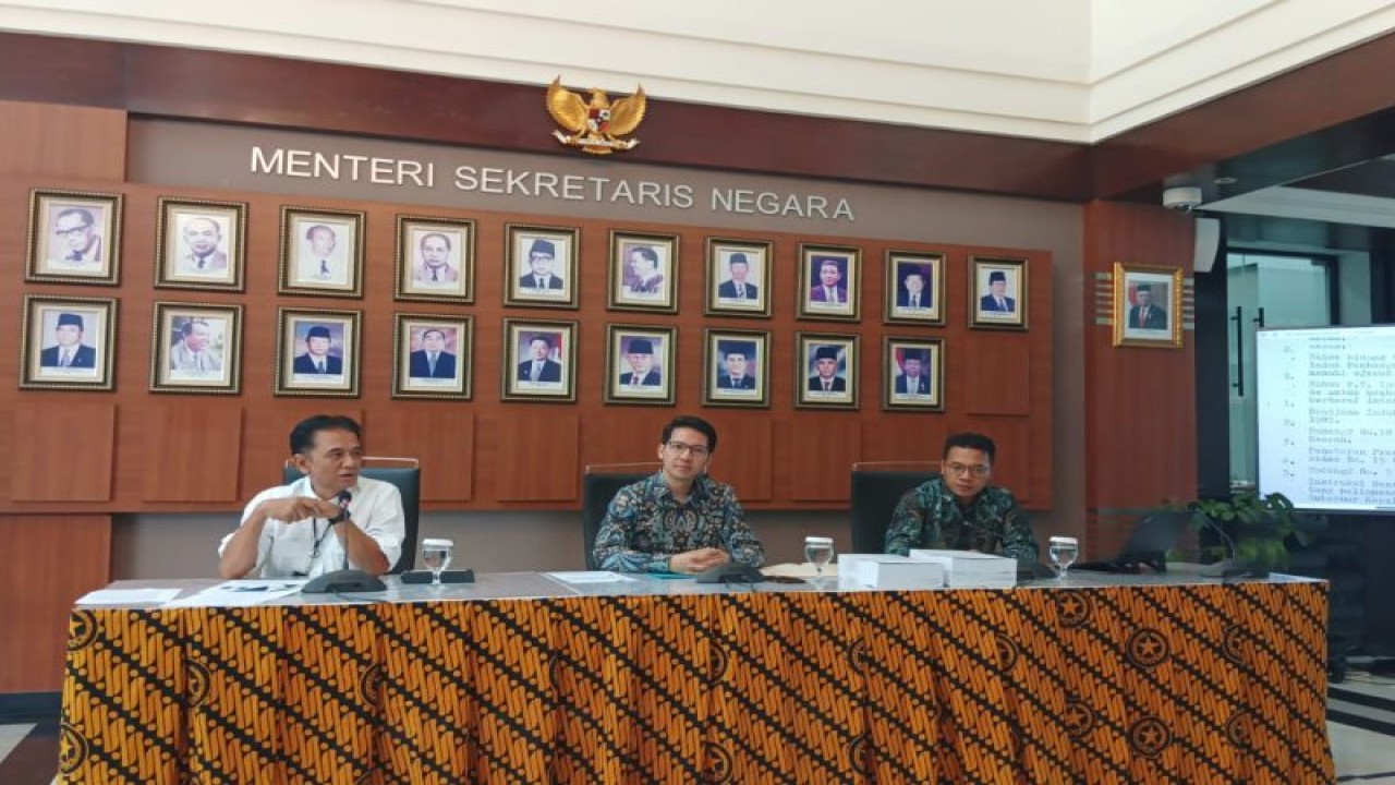 Direktur Utama PPKGBK Rakhmadi A. Kusumo (tengah) saat memberikan keterangan pers kepada wartawan di Gedung Kementerian Sekretariat Negara, Jakarta, Kamis (25/5/2023). (ANTARA/Desca Lidya Natalia)