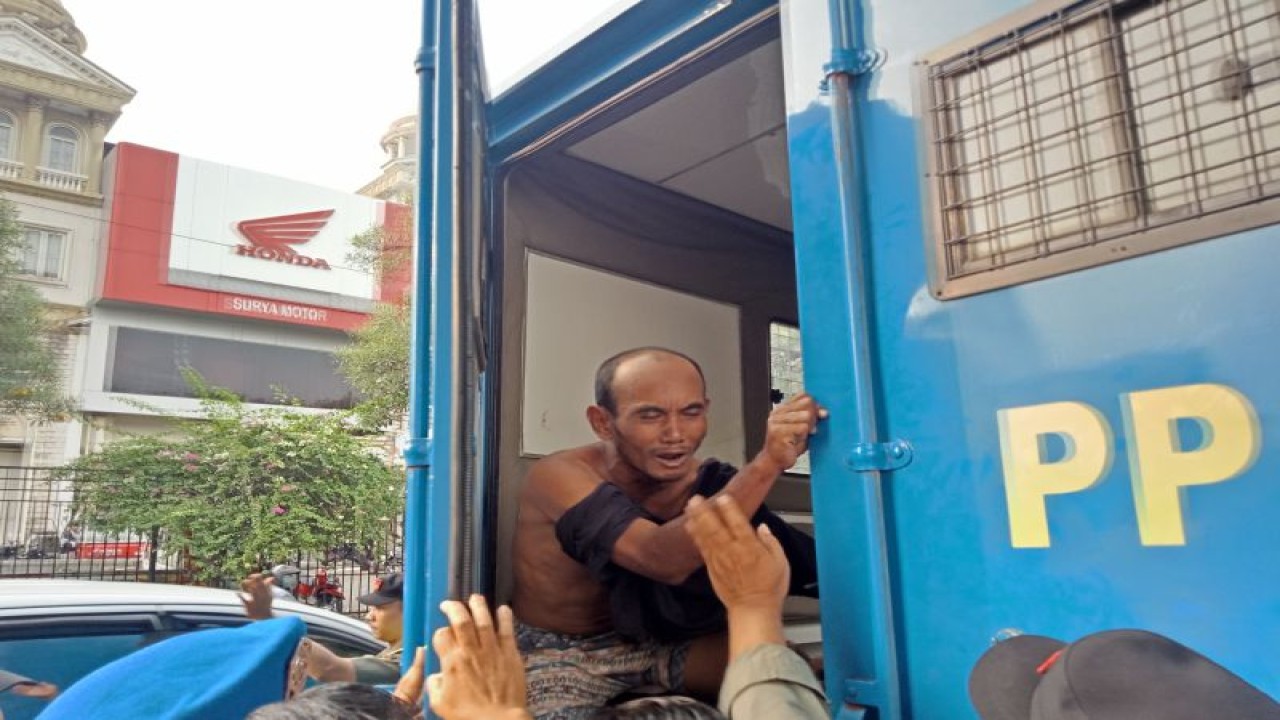Seorang Pemerlu Pelayanan Kesejahteraan Sosial (PPKS) berteriak minta dilepaskan saat ditangkap petugas Satpol PP Jakarta Barat, Senin (29/5/2023). ANTARA/Risky Syukur