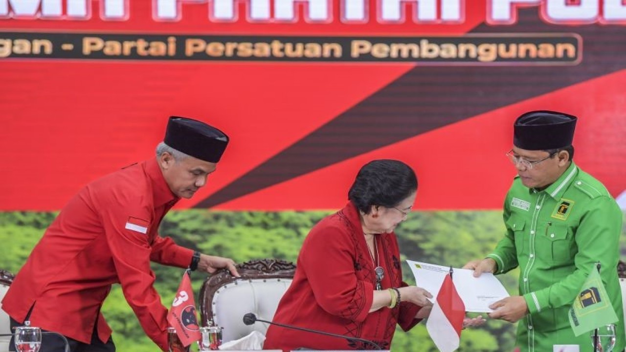 Ketua Umum PDIP Megawati Soekarnoputri (tengah) menerima dokumen dukungan dari Plt Ketua Umum PPP Mardiono (kanan) disaksikan Gubernur Jawa Tengah Ganjar Pranowo (kiri) saat melakukan pertemuan di kantor DPP PDIP, Jakarta, Minggu (30/4/2023). ANTARA FOTO/Galih Pradipta/nz