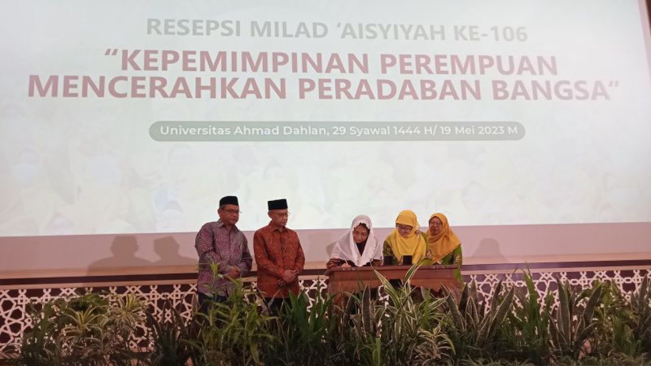 Penandatanganan MoU antara Kementerian PPPA dengan PP Aisyiyah tentang penguatan kapasitas perempuan dalam acara puncak Milad ke-106 Aisyiyah di UAD Yogyakarta, Jumat (19/5/2023). (ANTARA/Hery Sidik)